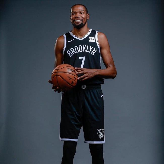 湖人进攻端配合流畅，失误率下降