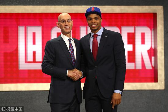 詹姆斯谈对阵独行侠：感受当然不一样，对面都是老队友和教练